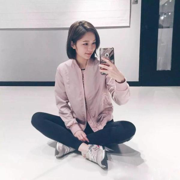 文乐合影的Sneaker Girl﹐还真像是港版的DJ S