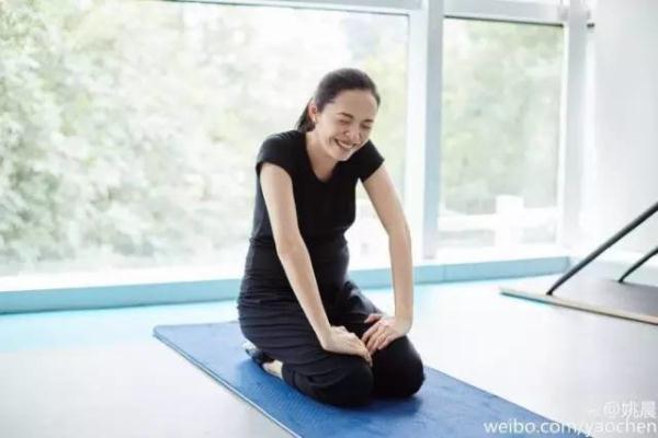 姚晨怀孕5个月依然保持马甲线 彪悍的人生不需要解释 _即时新闻 _光明网