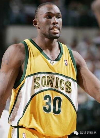 抢下20个篮板得分尴尬为0 他被球员评为打球最