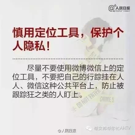 女孩裸体逃出公寓楼,不停的向路人喊着“报警!报警!报警!”