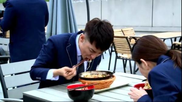 7年前,他娶了比自己大10岁的离婚带着9岁儿子