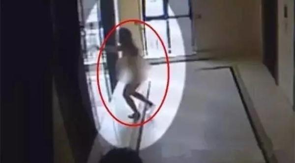 女孩裸体逃出公寓楼,不停的向路人喊着“报警!报警!报警!”