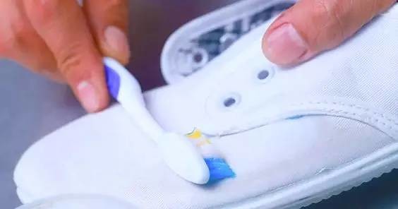 小白鞋这样洗,天天都有新鞋子穿!