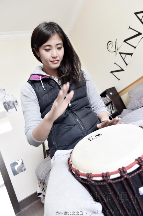 女足赵丽娜御姐范儿十足美女也爱玩摇滚