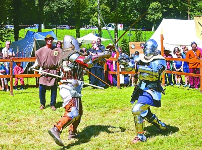 比利时小城上演中世纪风情节