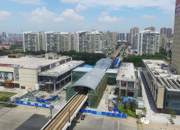 轻轨滨海大学站,东海路站正在穿"新衣"