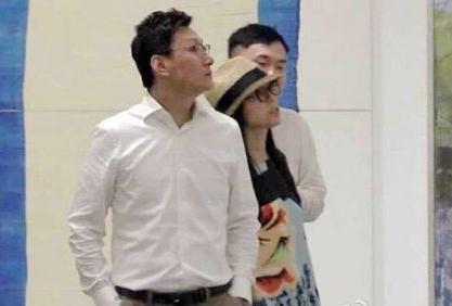 张静初曝中性大片 举手投足显露好身材