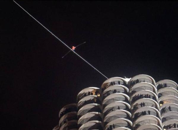 无任何防护!美国直播一男子穿越三座超50层的