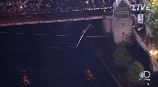 无任何防护!美国直播一男子穿越三座超50层的