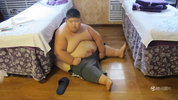 由于身体过于肥胖,小李航的身体已经不堪重负,先后患上了高血压