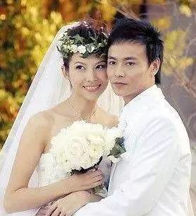 蔡少芬和张晋,新娘很仙,新郎表情有点不到位哈.