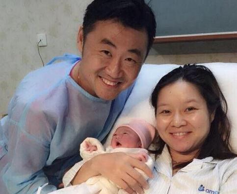 李娜挺孕肚戴花环 明艳红唇娜姐初现幸福肥