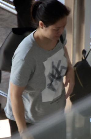 李娜挺孕肚戴花环 明艳红唇娜姐初现幸福肥