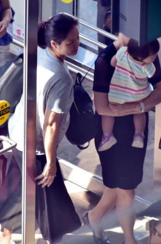 李娜挺孕肚戴花环 明艳红唇娜姐初现幸福肥