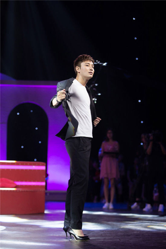 贾乃亮被整蛊 穿上女士高跟鞋走得十分自然超