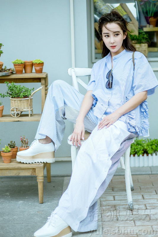 杜若溪夏日街拍曝光女神演绎睡衣风时尚