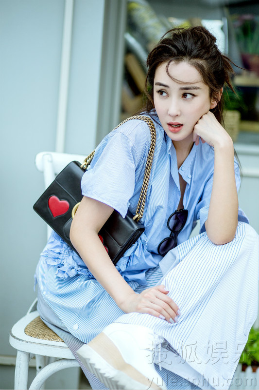 杜若溪夏日街拍曝光女神演绎睡衣风时尚