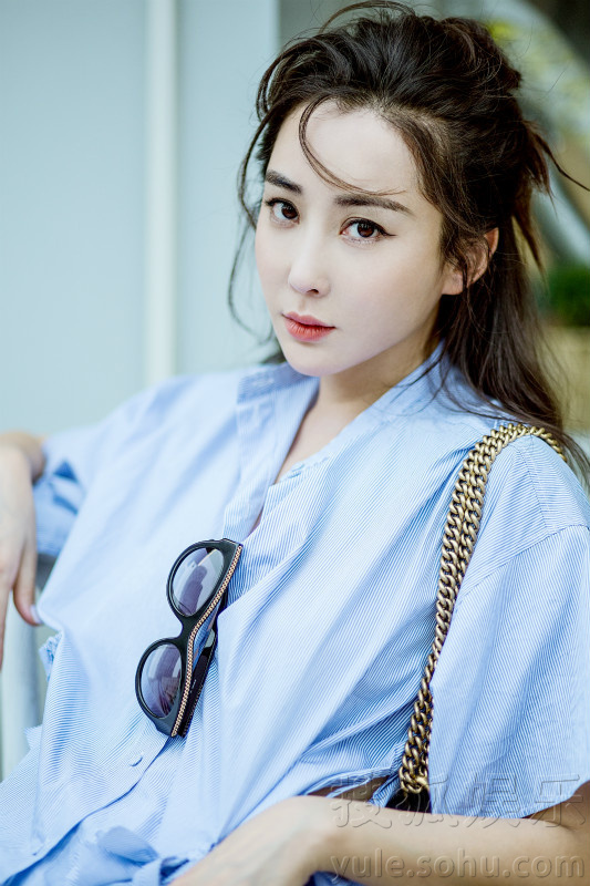 杜若溪夏日街拍曝光女神演绎睡衣风时尚