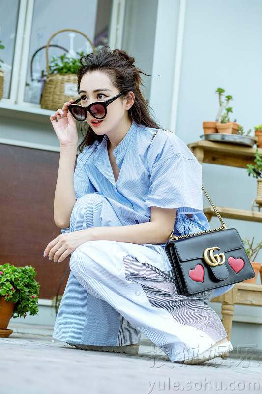 杜若溪夏日街拍曝光女神演绎睡衣风时尚