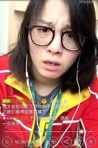 一网红女主播直播色情表演,男友竟然无动于衷