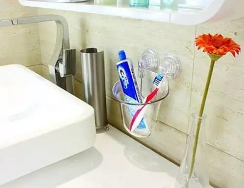 牙刷放在卫生间洗手池边