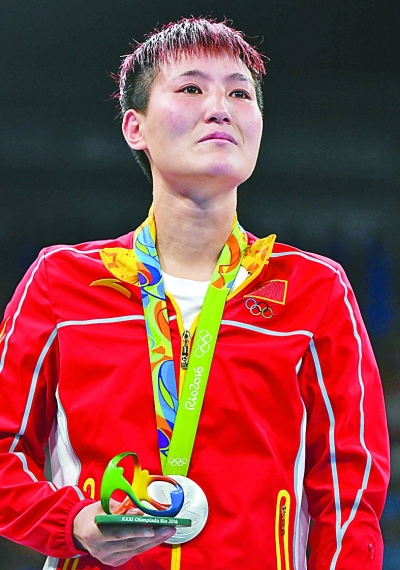 中国选手尹军花拳击比赛获得银牌