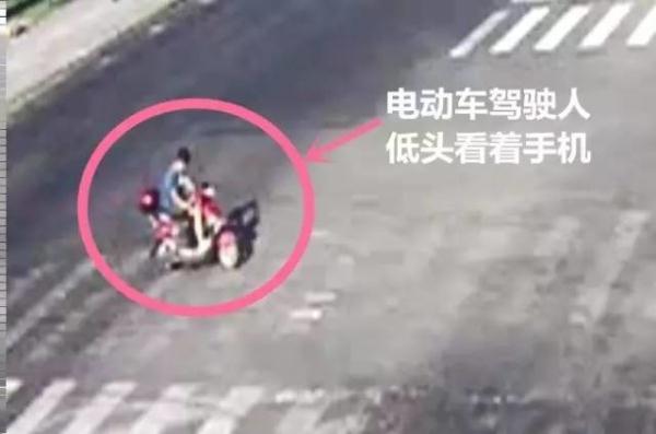 也许直到被撞身亡的那一刻，这个骑电动车的17岁少年还不知道发生了什么！