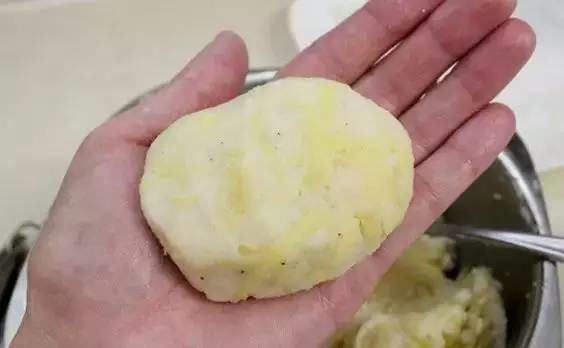 土豆竟还可以这样吃,米饭都省了!