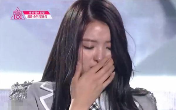 惊呆!韩女星疑整容质量差一捏鼻子就塌了