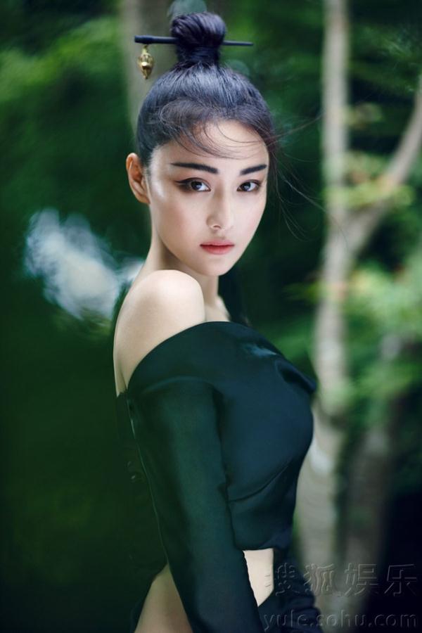 张馨予抓住夏天的尾巴丸子头清透妖娆似画中人