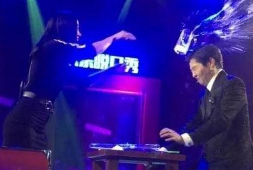 王蓉砸伤主持人 主持人反应异常淡定疑节目炒作