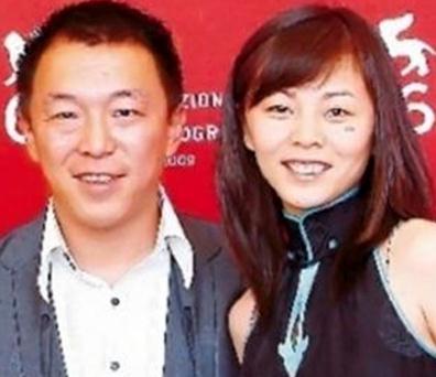 黄渤罕见携妻带女会友 小欧身材瘦削女儿十分活泼可爱