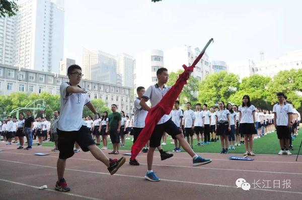 开学第一课,武汉外校学生大声唱国歌!校长:唱国