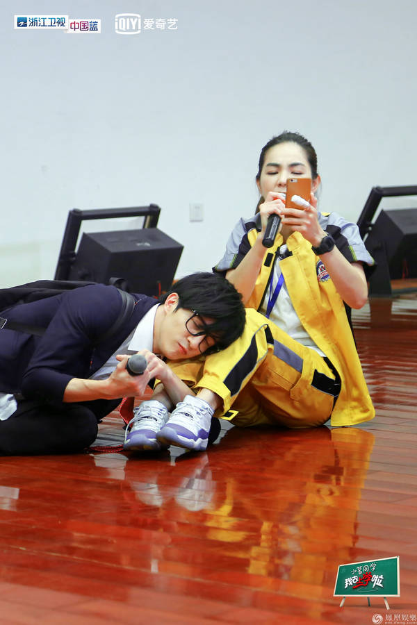 《我去上学啦》草地音乐节来袭 鹿晗演绎大张