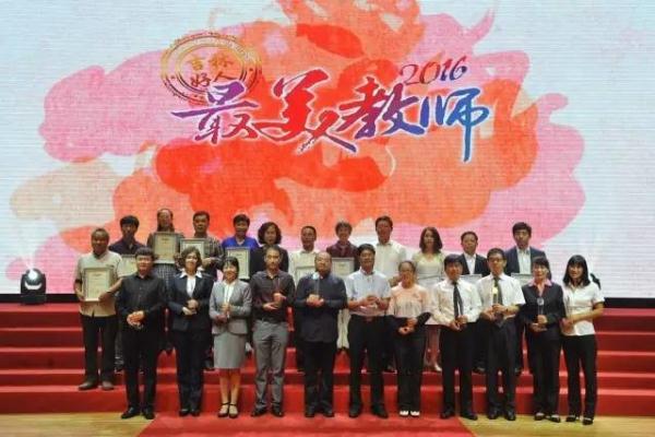 吉林好人最美教师名单 1.刘雪莲 松原市特殊教育学校 2.刘新昕 辽源市第五中学 3.孙文晶 安图县安林中学 4.周兴亚 镇赉县第一中学 5.降伟岩 长春东师中信实验学校 6.胡文河 吉林农业大学 7.胡连华 吉林艺术学院 8.郭晓英 农安县前岗乡永德村小学 9.