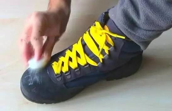 一招让你的运动鞋可以防雨防水，太神奇了！