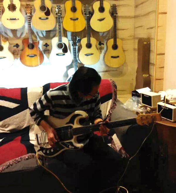 他把心爱的吉他拆了,只为给她做一只木头包包