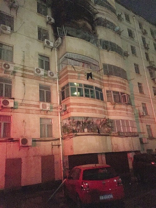衡阳路居民楼煤气罐爆炸引发火灾,一男子坠楼身亡 衡阳路居民楼煤气罐爆炸引发火灾,一男子坠楼身亡
