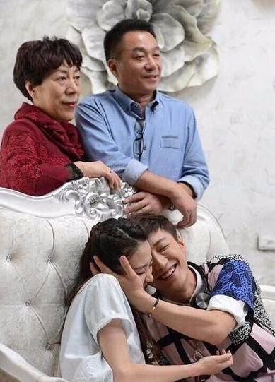 乔任梁追悼会上爸爸落泪:我们不怪你永远爱你