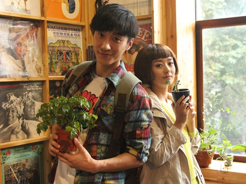 赵丽颖现身乔任梁追悼会一身黑衣表情凝重