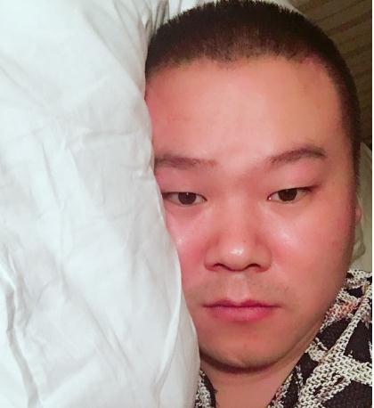 岳云鹏深夜晒自拍 小岳岳心想用杨洋的自拍技能不可能被吐槽