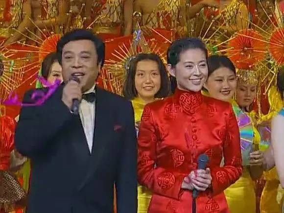 自进入央视,倪萍先后共主持了13届春节联欢晚会,要知道,能主持春晚