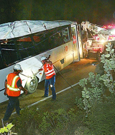 美国加州旅游巴士发生车祸