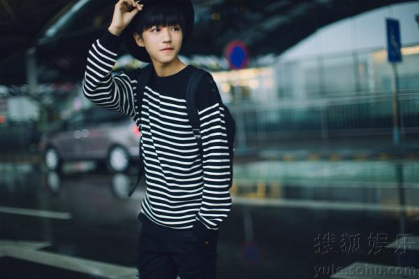 TFBOYS王俊凯出征纽约机场率性look少年感十足