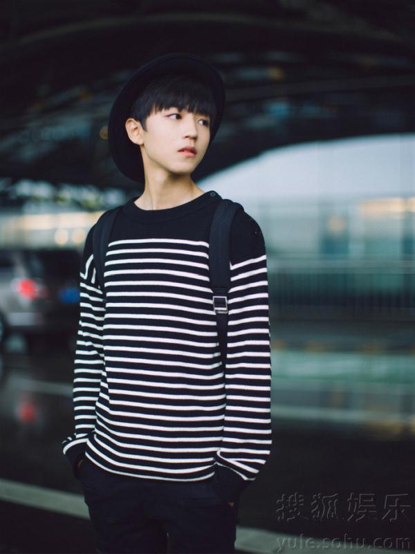 TFBOYS王俊凯出征纽约机场率性look少年感十足