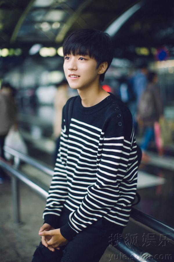 TFBOYS王俊凯出征纽约机场率性look少年感十足