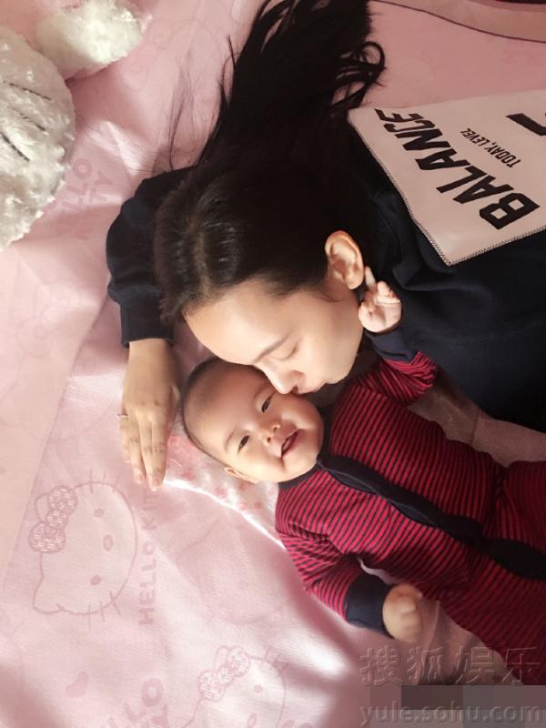 搜狐娱乐讯10月9日,孙骁骁晒出一组与李茂和弦子的儿子的合影,并开心表示:干妈要进组拍戏了,暖哥哥来送送干妈。内什么,还好暖哥不识字,看不懂我上一条微博,好啦~儿子女儿我都喜欢。照片中,孙骁骁素颜上镜颜值不减,李茂儿子笑容灿烂十分可爱,孙骁骁