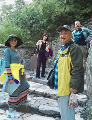 孙茜晒素颜登山照 小腹微隆孕味十足幸福都写在脸上