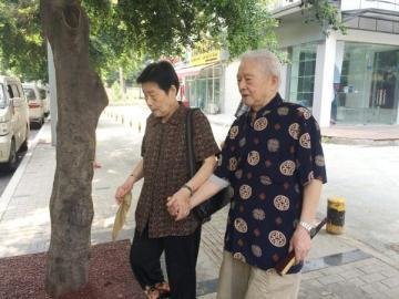 8旬老夫妻蹲守网吧6年,只为防止未成年人上