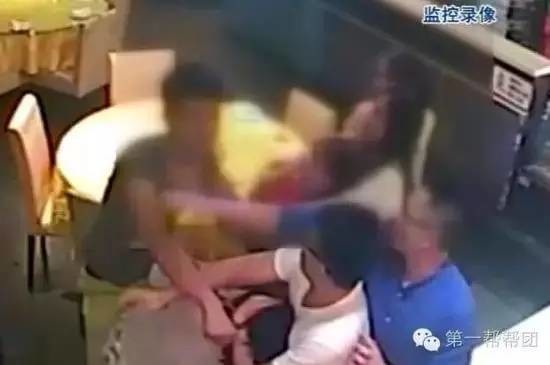 福建：为了争和男同事吃饭 两名女同事竟然大打出手